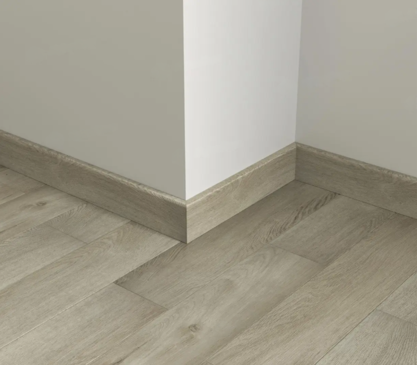 Плинтус Alpine Floor Parquet Light Дуб Фантазия SK 13-1 2200×80×12,5 фото в интерьере
